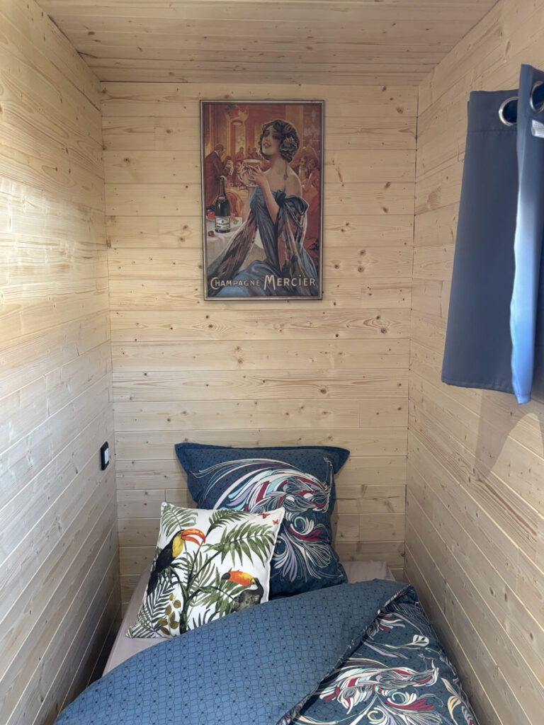 Hébergement insolite Epernay - Roulotte - Chambre indépendante lit simple