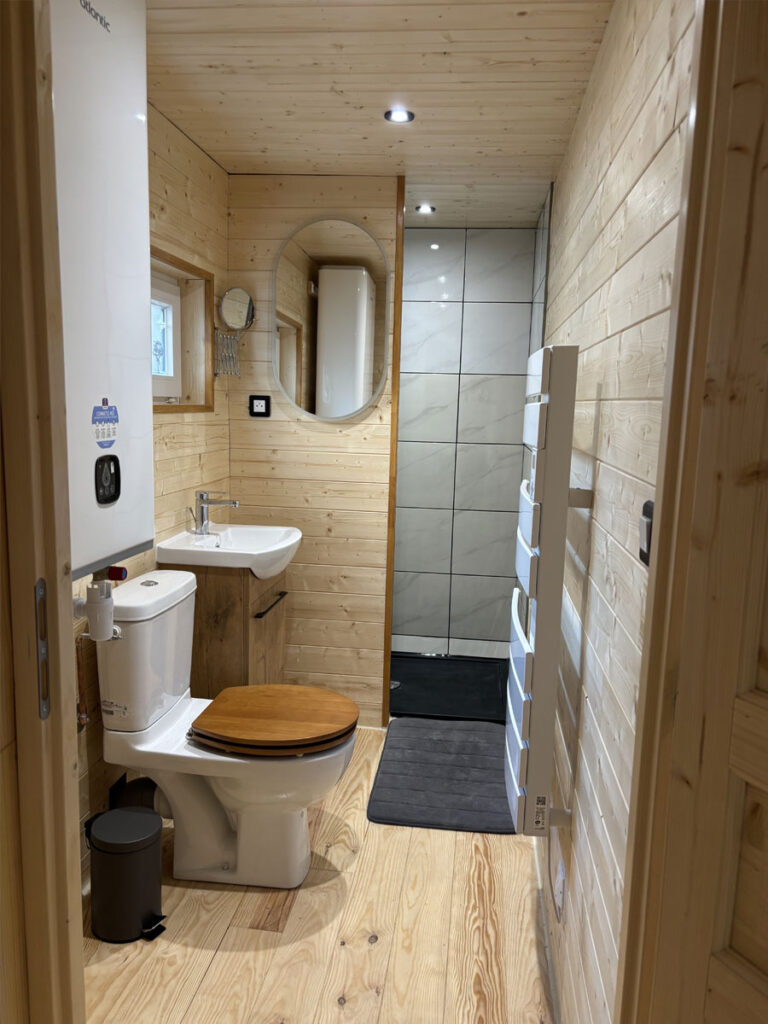 Hébergement insolite Epernay - Roulotte - Salle de bain et WC